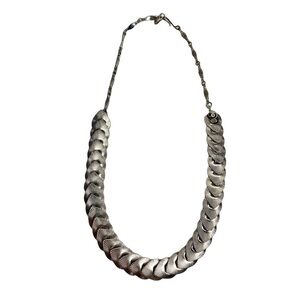 Vintage Silver Tone Articulated Ribbed Textured Hook Closure Necklace